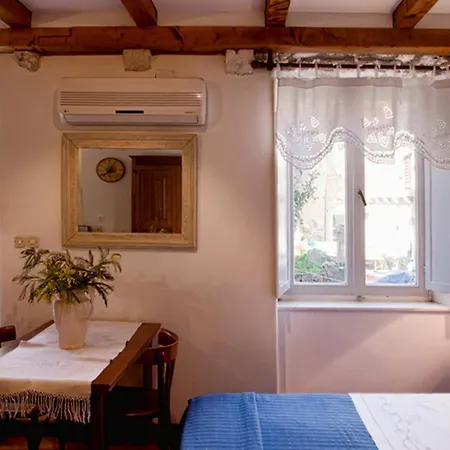 Moskar With Balcony In Heart Of Old Town Apartment